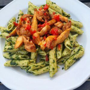 Spenótos penne zöldfüszeres csirkemell csíkokkal