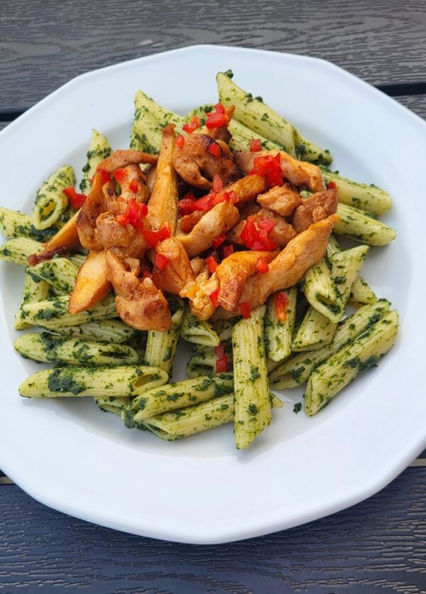 Spenótos penne zöldfüszeres csirkemell csíkokkal
