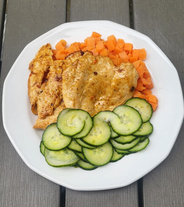 Grill csirkemell édes burgonyapürével, uborkasalátával
