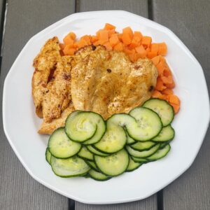 Grill csirkemell édes burgonyával, uborka salátával