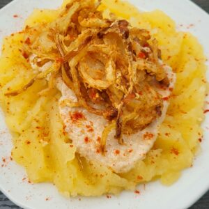 Hagymás rostélyos tört burgonyával