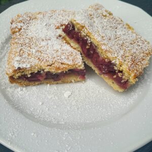 Kelt meggyes pite fahéjas szórással