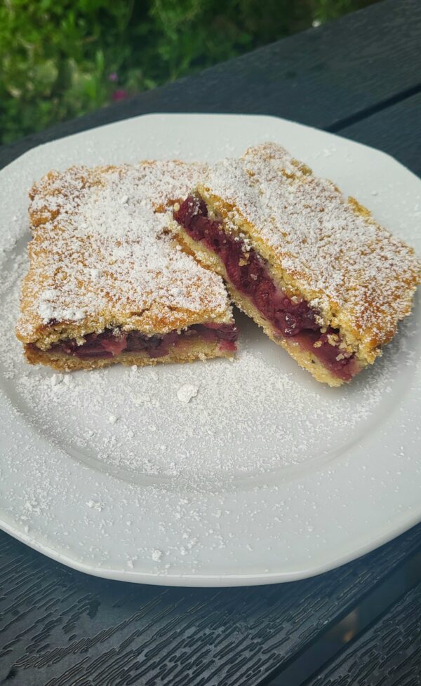 Kelt meggyes pite fahéjas szórással