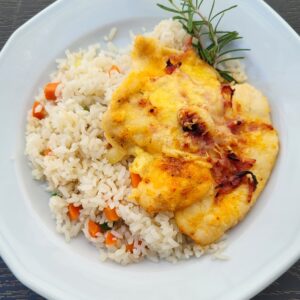 Sonkás-sajtos csirkemell ananászos rizzsel
