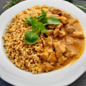 Vegyes sertéspörkölt tarhonyával