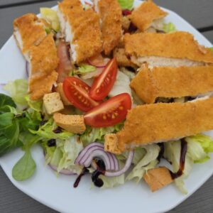 Csirke saláta - Bundázott csirkemell vegyes salátával olívás öntettel