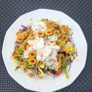 Csirkemell gyros zöldsalátával, tzatzikivel