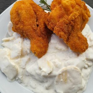 Rántott csirkecomb majonézes burgonyával