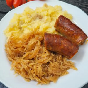 Sült kolbász hagymás tört burgonyával, párolt káposztával