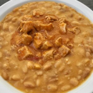 Fejtett babfőzelék, sertéspörkölttel