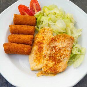 Grill csirkemell krokettel, zöldsalátával