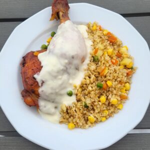 Sült csirkecomb sajtmártással, zöldséges bulgurral