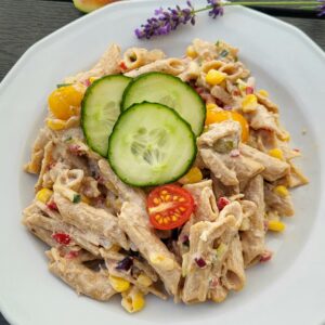 Teljes kiőrlésű joghurtos tésztasaláta tonhallal, zöldségekkel