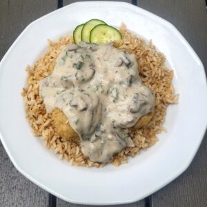 Zöldséges húsgolyók gombamártással barna rizzsel