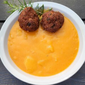 Babérleveles burgonyafőzelék magyaros húspogácsa