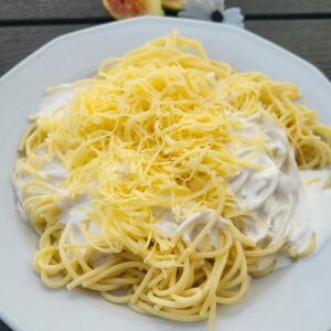 Sajtos- tejfölös spagetti