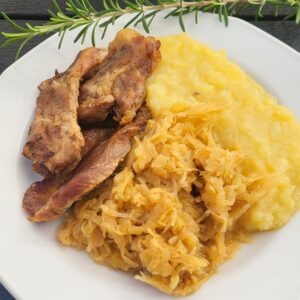 Sült tarja hagymás tört burgonyával, párolt káposztával